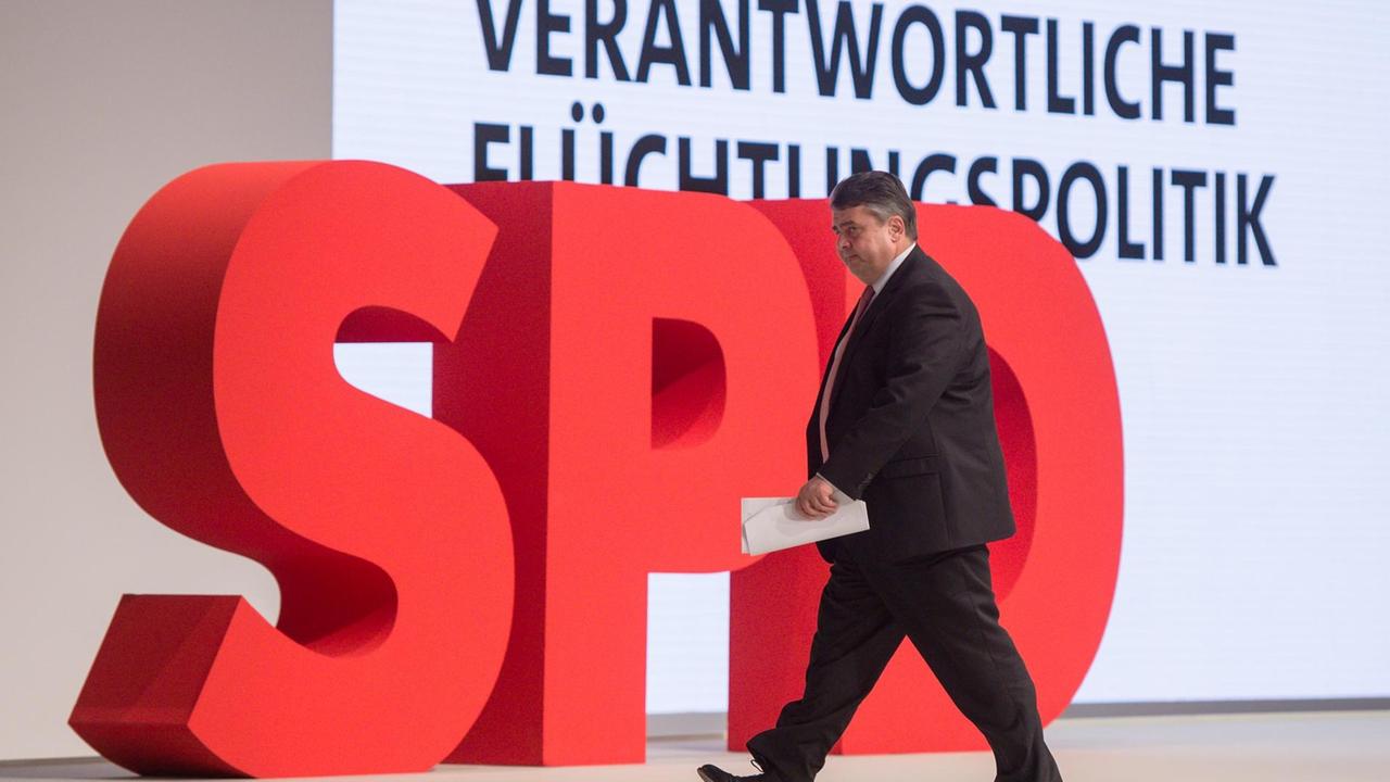 SPD-Vorsitzender und Bundeswirtschaftsminister Sigmar Gabriel geht am 10.12.2015 beim Bundesparteitag der Sozialdemokratischen Partei Deutschlands (SPD) in Berlin nach seiner Rede zu seinem Platz zurück.