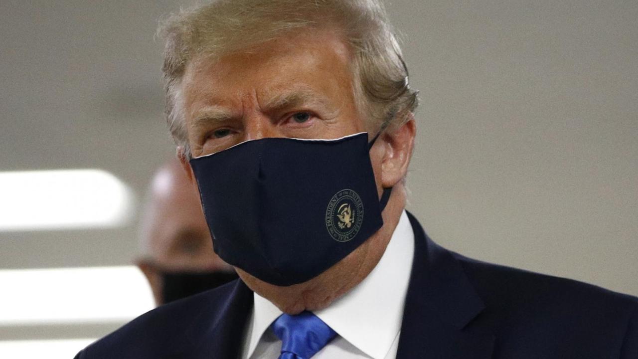 US-Präsident Donald Trump hat sich erneut in der Öffentlichkeit mit Mund-Nase-Schutz gezeigt. US-Präsident Donald Trump hat sich erneut in der Öffentlichkeit mit Mund-Nase-Schutz gezeigt.