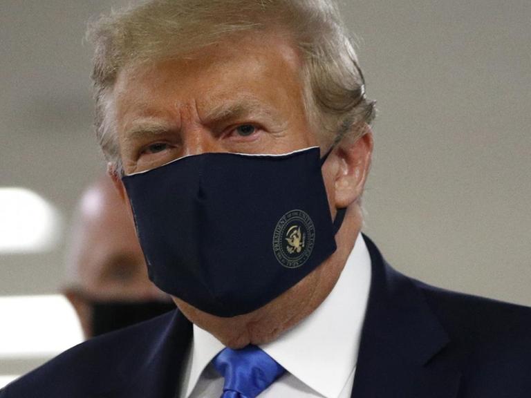 US-Präsident Donald Trump hat sich erneut in der Öffentlichkeit mit Mund-Nase-Schutz gezeigt.