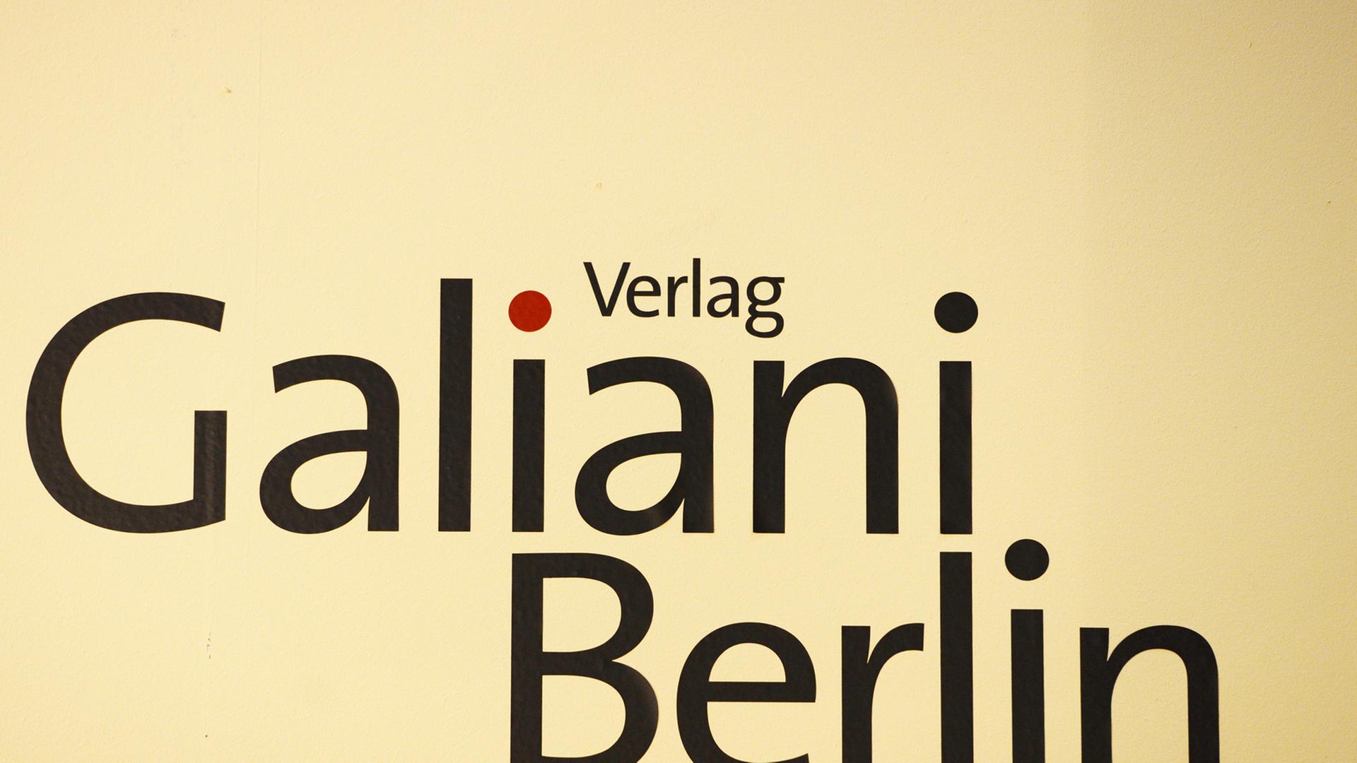Zu sehen ist der schwarze Schriftzug Verlag Galiani Berlin auf goldenem Untergrund