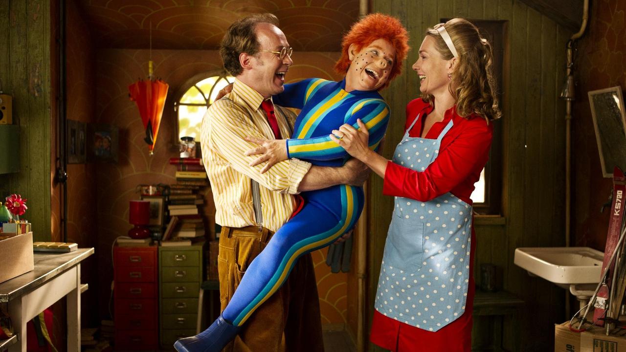 Das Sams (ChrisTine Urspruch) mit der Familie Taschenbier (Aglaia Szyszkowitz und Ulrich Noethen) in einer Szene des Films "Sams im Glück", 2012. Das Sams (ChrisTine Urspruch) mit der Familie Taschenbier (Aglaia Szyszkowitz und Ulrich Noethen) in einer Szene des Films "Sams im Glück", 2012.