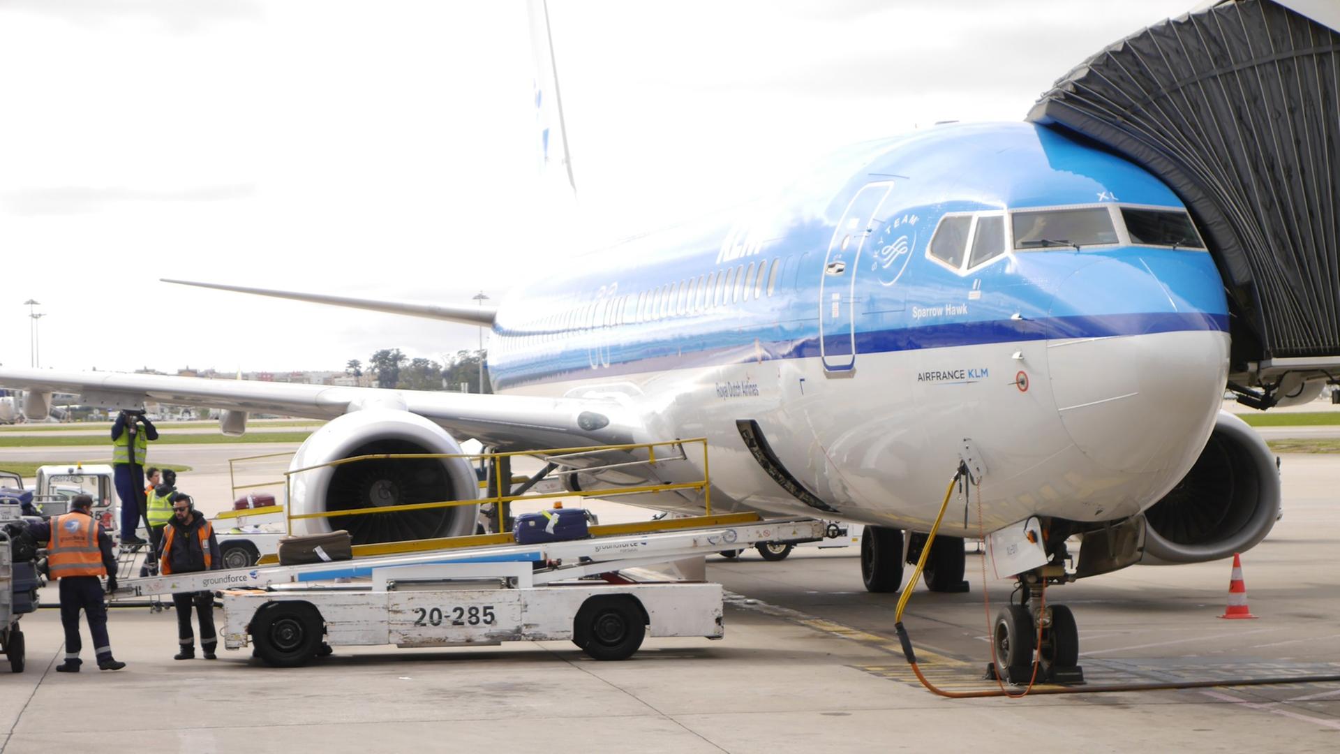 Ein Flugzeug am Flughafen Düsseldorf während der Abfertigung.