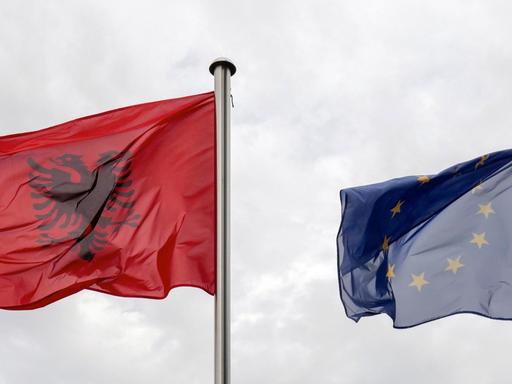 Symbolbild: die albanische Flagge und das EU-Banner im Wind