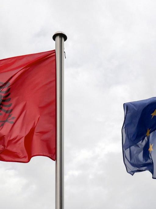Die albanische Flagge und das EU-Banner wehen im Wind