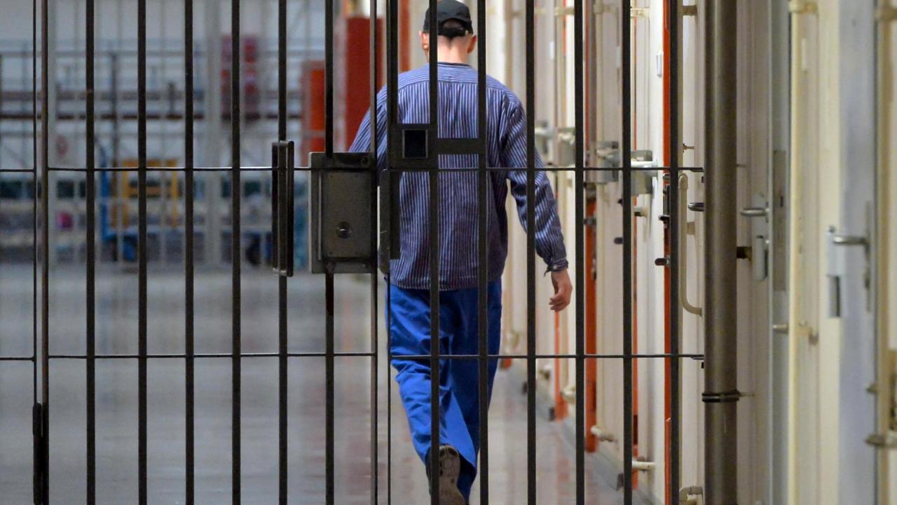 Ein Häftling geht in Berlin in der Justizvollzugsanstalt Moabit einen Gang entlang. Ein Häftling geht in Berlin in der Justizvollzugsanstalt Moabit einen Gang entlang.
