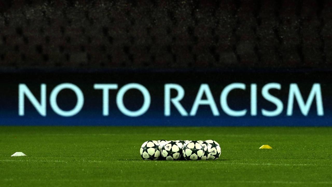 No To Racism Banner in einem Fußballstadion. No To Racism Banner in einem Fußballstadion.