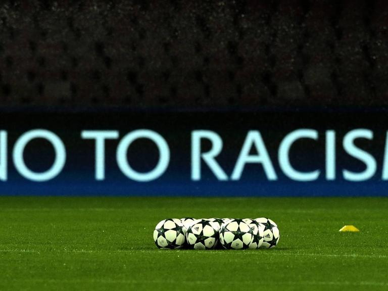 No To Racism Banner in einem Fußballstadion.