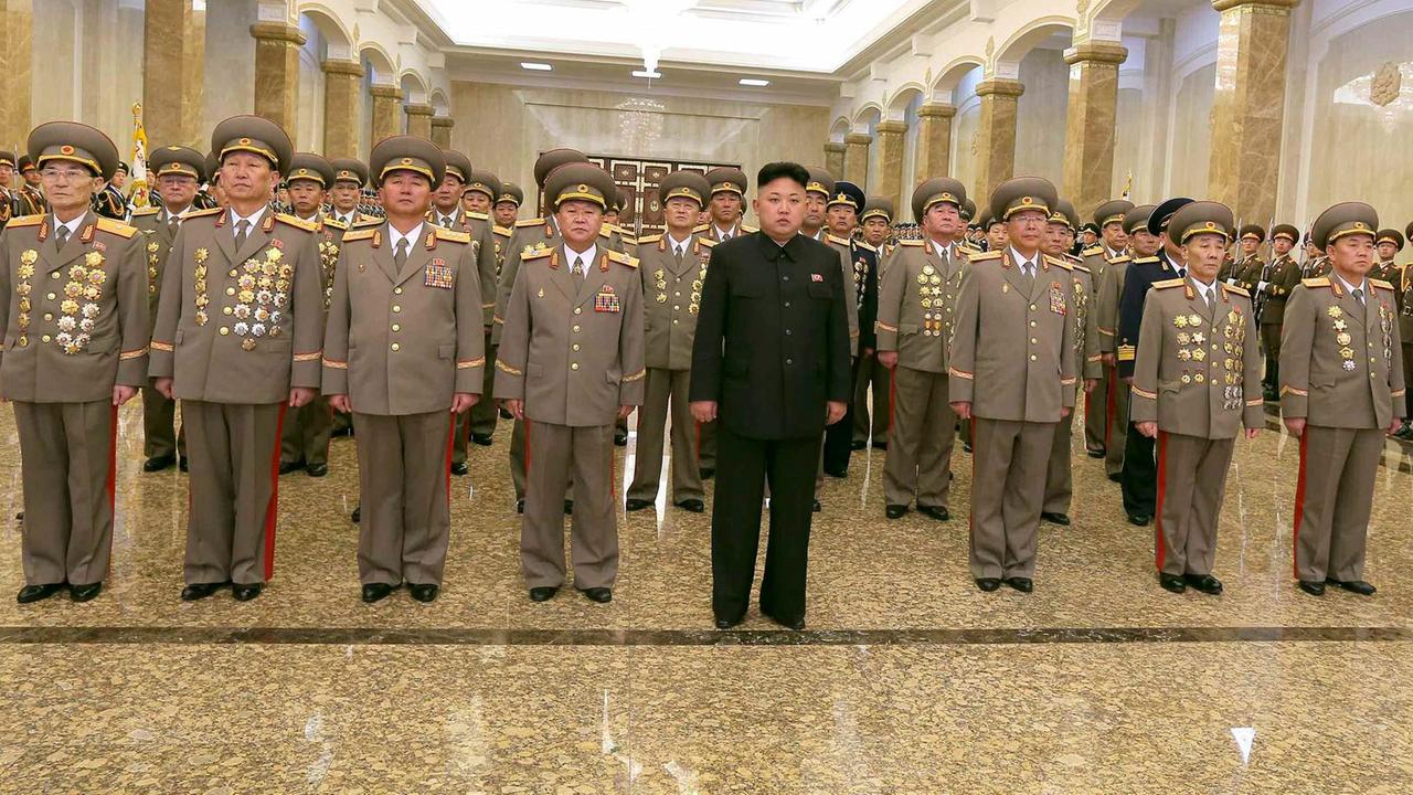 Nordkoreas Diktator Kim Jong-un steht zwischen zahlreichen Uniformträgern im Mausoleum seines Vaters Kim Jong-il Pjöngjang. Nordkoreas Diktator Kim Jong-un steht zwischen zahlreichen Uniformträgern im Mausoleum seines Vaters Kim Jong-il Pjöngjang.