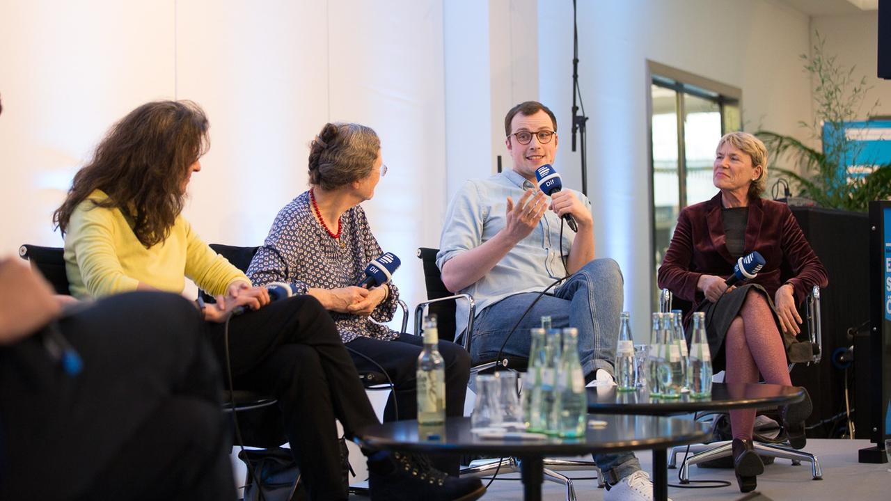 Mary Fulbrook, Laila Stieler, Johannes Nichelmann, Jakobine Motz, Dörte Fiedler, Ulrike Bajohr und Wolfgang Schiller (vlnr.) während einer Diskussion über das Erzählen über die DDR Mary Fulbrook, Laila Stieler, Johannes Nichelmann, Jakobine Motz, Dörte Fiedler, Ulrike Bajohr und Wolfgang Schiller (vlnr.) während einer Diskussion über das Erzählen über die DDR