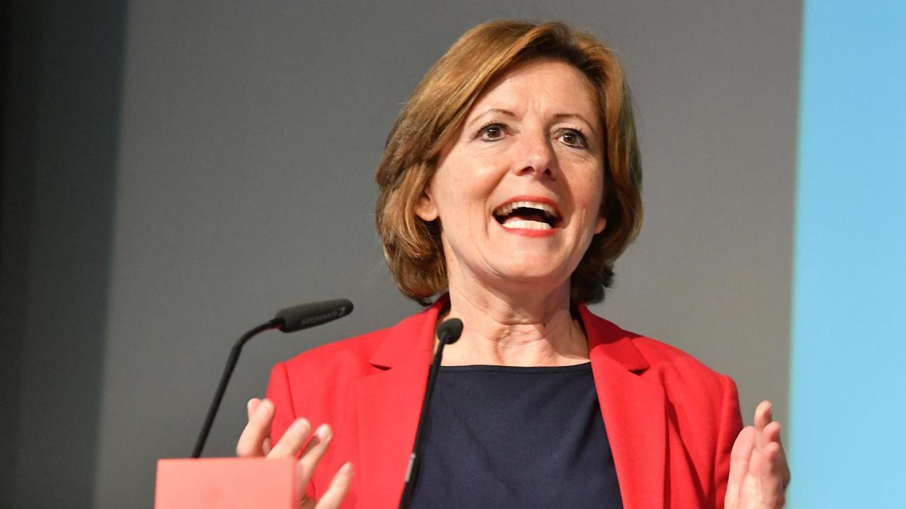 Malu Dreyer (SPD), Ministerpräsidentin von Rheinland-Pfalz, spricht auf dem Landesparteitag der Brandenburger SPD.
Malu Dreyer (SPD), Ministerpräsidentin von Rheinland-Pfalz, spricht auf dem Landesparteitag der Brandenburger SPD.