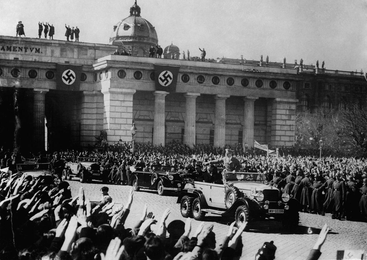 Bildnummer: 53363390 Datum: 13.03.1938 Copyright: imago/ZUMA/Keystone Mar 13, 1938; Vienna, AUSTRIA; Nazi leader ADOLF HITLER entering the square of the old Imperial Palace in Vienna at the Anschluss Österreichs referring to the inclusion of Austria in a Greater Germany in 1938. Vienna AUSTRIA PUBLICATIONxINxGERxONLY sw kbneg 1938 quer o0 People Auto Hitlergruß Österreich Mercedes Menschenmenge Hakenkreuz 53363390 Date 13 03 1938 Copyright Imago Zuma Keystone Mar 13 1938 Vienna Austria Nazi Leader Adolf Hitler ENTERING The Square of The Old Imperial Palace in Vienna AT The Connection Austria referring to The of Austria in a Greater Germany in 1938 Vienna Austria PUBLICATIONxINxGERxONLY black and white Kbneg 1938 horizontal o0 Celebrities Car Hitler greeting Austria Mercedes Crowd Swastika Bildnummer: 53363390 Datum: 13.03.1938 Copyright: imago/ZUMA/Keystone Mar 13, 1938; Vienna, AUSTRIA; Nazi leader ADOLF HITLER entering the square of the old Imperial Palace in Vienna at the Anschluss Österreichs referring to the inclusion of Austria in a Greater Germany in 1938. Vienna AUSTRIA PUBLICATIONxINxGERxONLY sw kbneg 1938 quer o0 People Auto Hitlergruß Österreich Mercedes Menschenmenge Hakenkreuz 53363390 Date 13 03 1938 Copyright Imago Zuma Keystone Mar 13 1938 Vienna Austria Nazi Leader Adolf Hitler ENTERING The Square of The Old Imperial Palace in Vienna AT The Connection Austria referring to The of Austria in a Greater Germany in 1938 Vienna Austria PUBLICATIONxINxGERxONLY black and white Kbneg 1938 horizontal o0 Celebrities Car Hitler greeting Austria Mercedes Crowd Swastika
