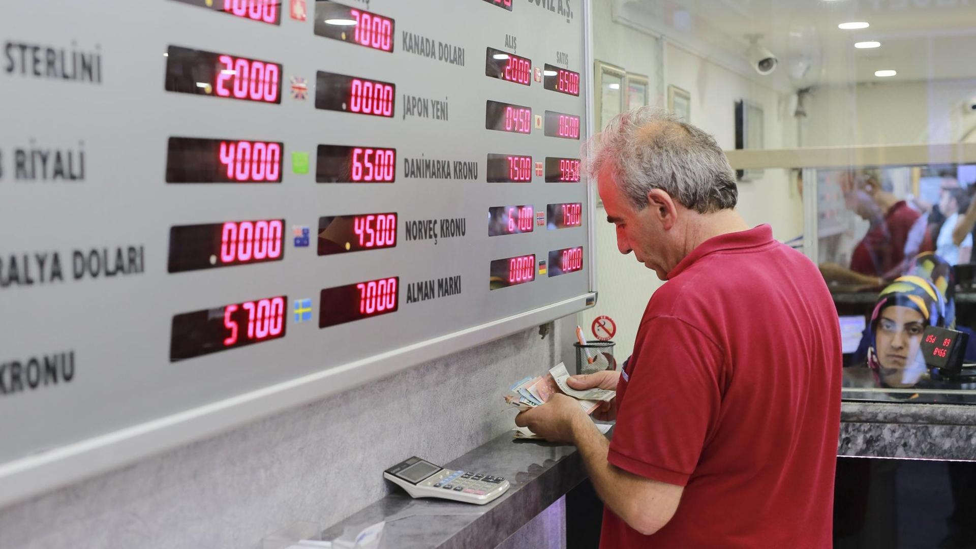 Ein Mann zählt seine türkischen Lira in einer Wechselstube in Ankara. Ein Mann zählt seine türkischen Lira in einer Wechselstube in Ankara.