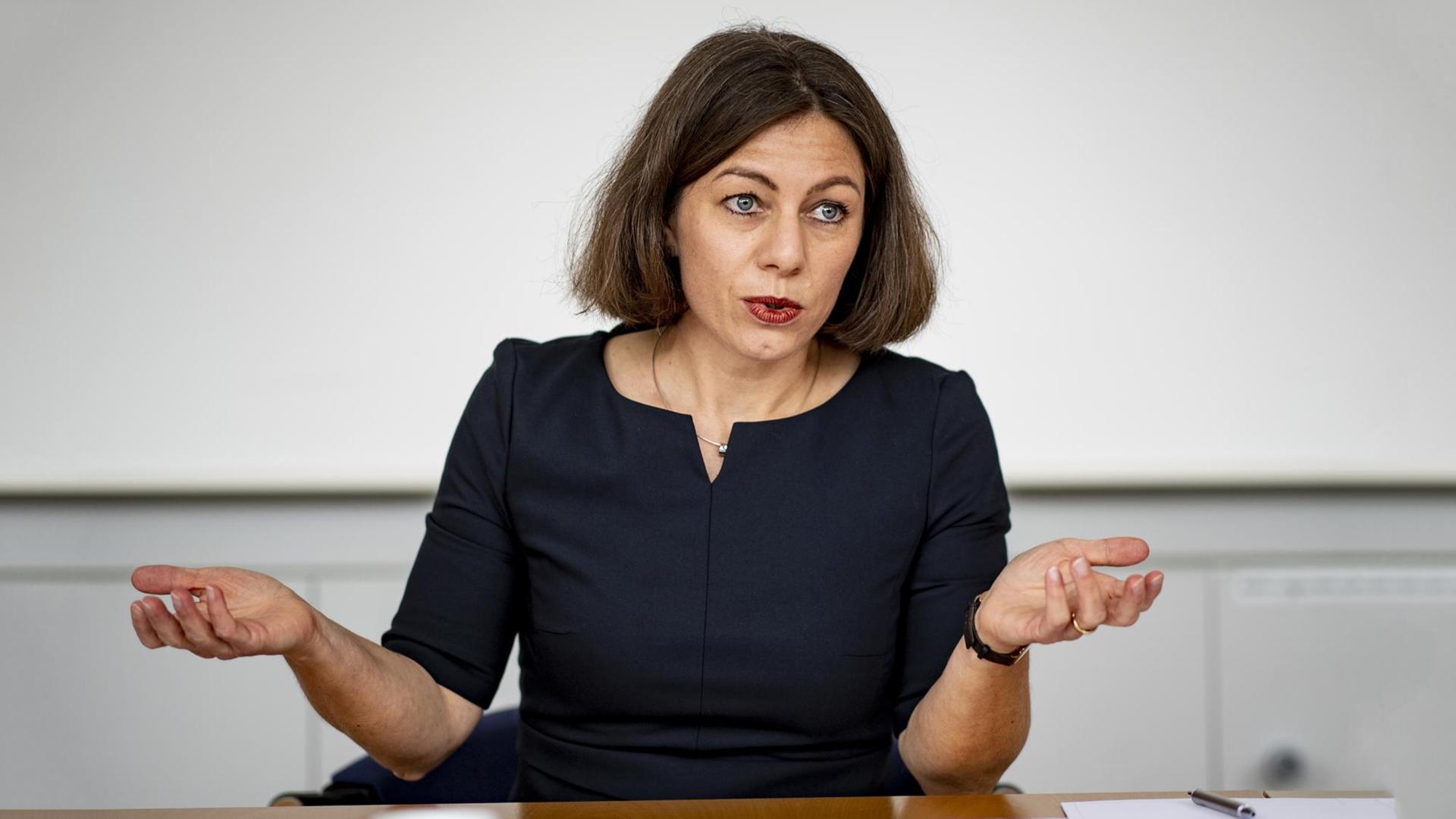 30.09.2020, Schleswig-Holstein, Kiel: Katja Matthes, neue Direktorin des Geomar Helmholtz-Zentrum für Ozeanforschung, spricht bei einer Pressekonferenz. Die Meteorologin will das Forschungsprogramm künftig an der Beziehung zwischen Mensch und Meer ausrichten. 30.09.2020, Schleswig-Holstein, Kiel: Katja Matthes, neue Direktorin des Geomar Helmholtz-Zentrum für Ozeanforschung, spricht bei einer Pressekonferenz. Die Meteorologin will das Forschungsprogramm künftig an der Beziehung zwischen Mensch und Meer ausrichten.