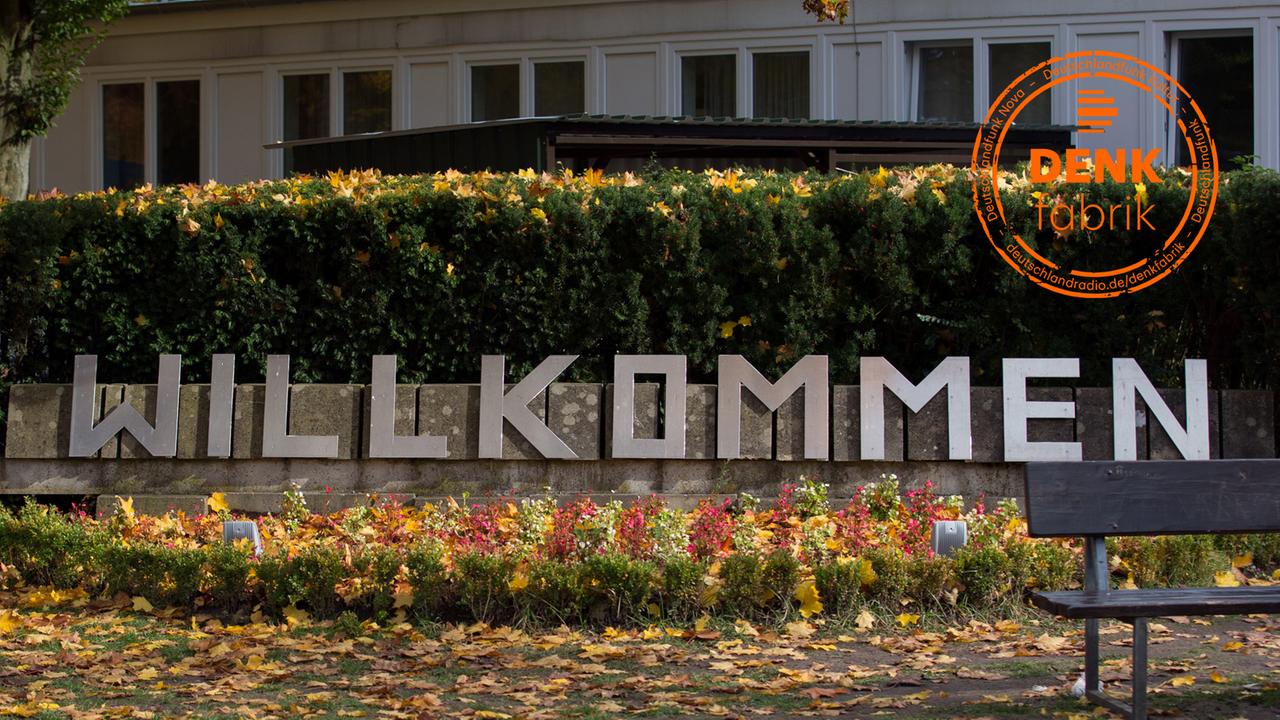 Ein herzliches "Willkommen" gilt den Flüchtlingen an vielen Orten in Deutschland - in Jugenheim bei Mainz hat man sich schon vor ihrer Ankunft viele Gedanken gemacht. Ein herzliches "Willkommen" gilt den Flüchtlingen an vielen Orten in Deutschland - in Jugenheim bei Mainz hat man sich schon vor ihrer Ankunft viele Gedanken gemacht.