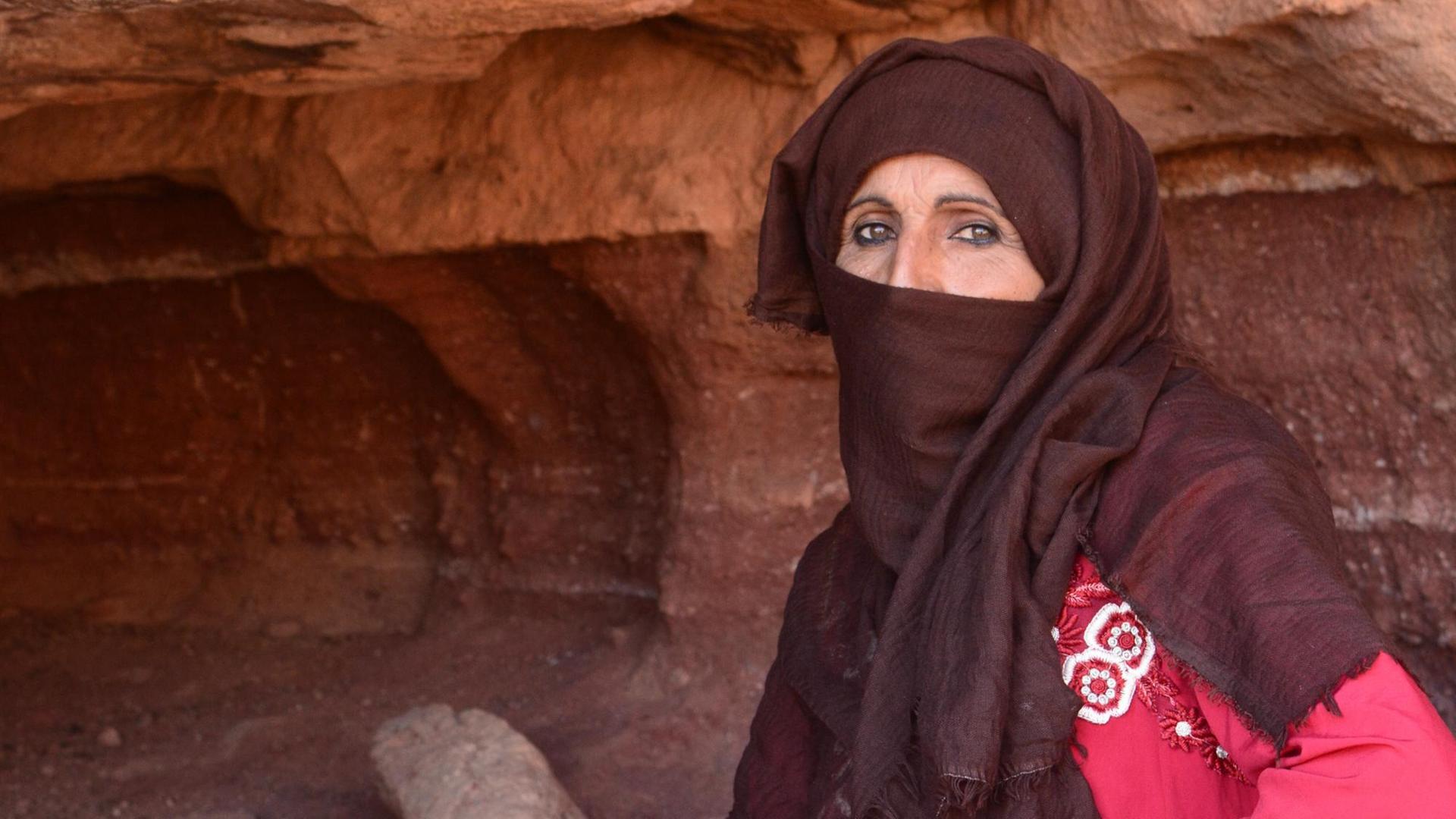 Die 48-jährige Wanderführerin Umm Yasser ist in der Höhle hinter ihr aufgewachsen. Durch die Corona-Pandemie kommen derzeit keine Touristen in ihr Tal auf der Sinai-Halbinsel. Sie trägt ein rotes Kleid und ein bräunliches Tuch um den Kopf. Die 48-jährige Wanderführerin Umm Yasser ist in der Höhle hinter ihr aufgewachsen. Durch die Corona-Pandemie kommen derzeit keine Touristen in ihr Tal auf der Sinai-Halbinsel. Sie trägt ein rotes Kleid und ein bräunliches Tuch um den Kopf.