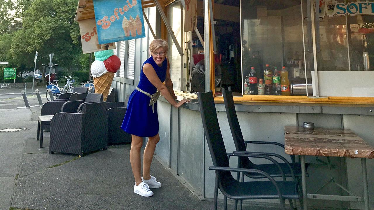 Unsere Autorin Gesine Kühne im blauen Mietkleid. Unsere Autorin Gesine Kühne im blauen Mietkleid.