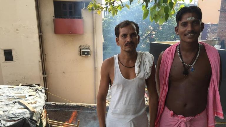 Der Leichenverbrenner Manoj (rechts) mit einem Kollegen Der Leichenverbrenner Manoj (rechts) mit einem Kollegen