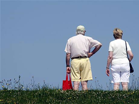 Rentner stehen in Cuxhaven auf einem Deich.