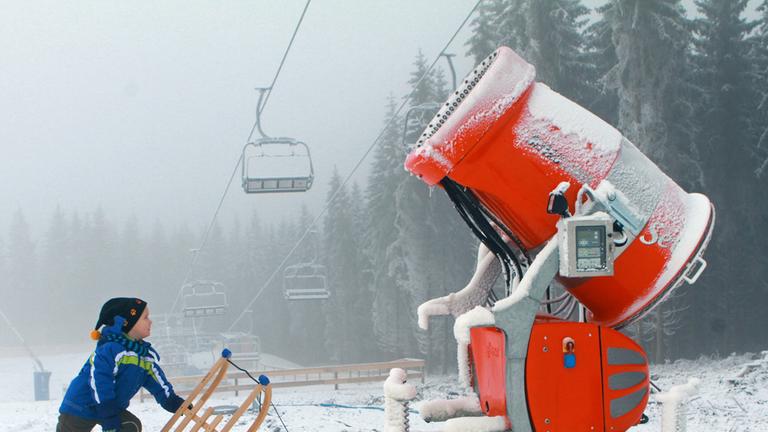 Skifahrer fahren einen Berg runter Skifahrer fahren einen Berg runter