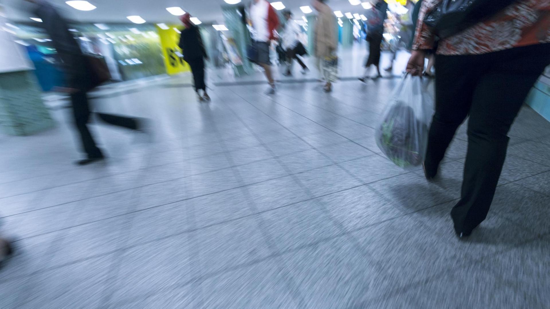 Alltagshektik in einem U-Bahn-Zugang Alltagshektik in einem U-Bahn-Zugang