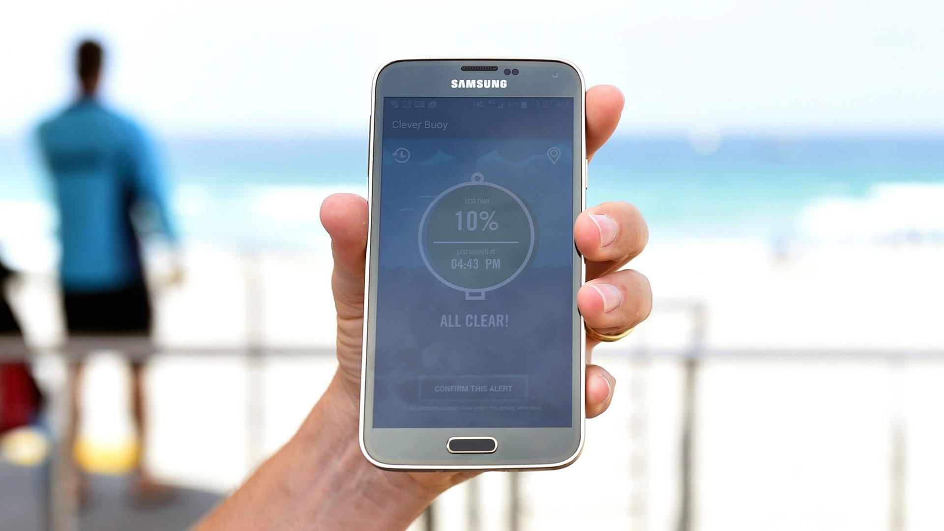 Chris Anderson von Shark Mitigation Systems zeigt am 15.2.2016 die Smartphone App, mit der die Lifeguards am Bondi Beach im australischen Sydney die Daten der intelligenten Boje Clever Buoy nutzen können.