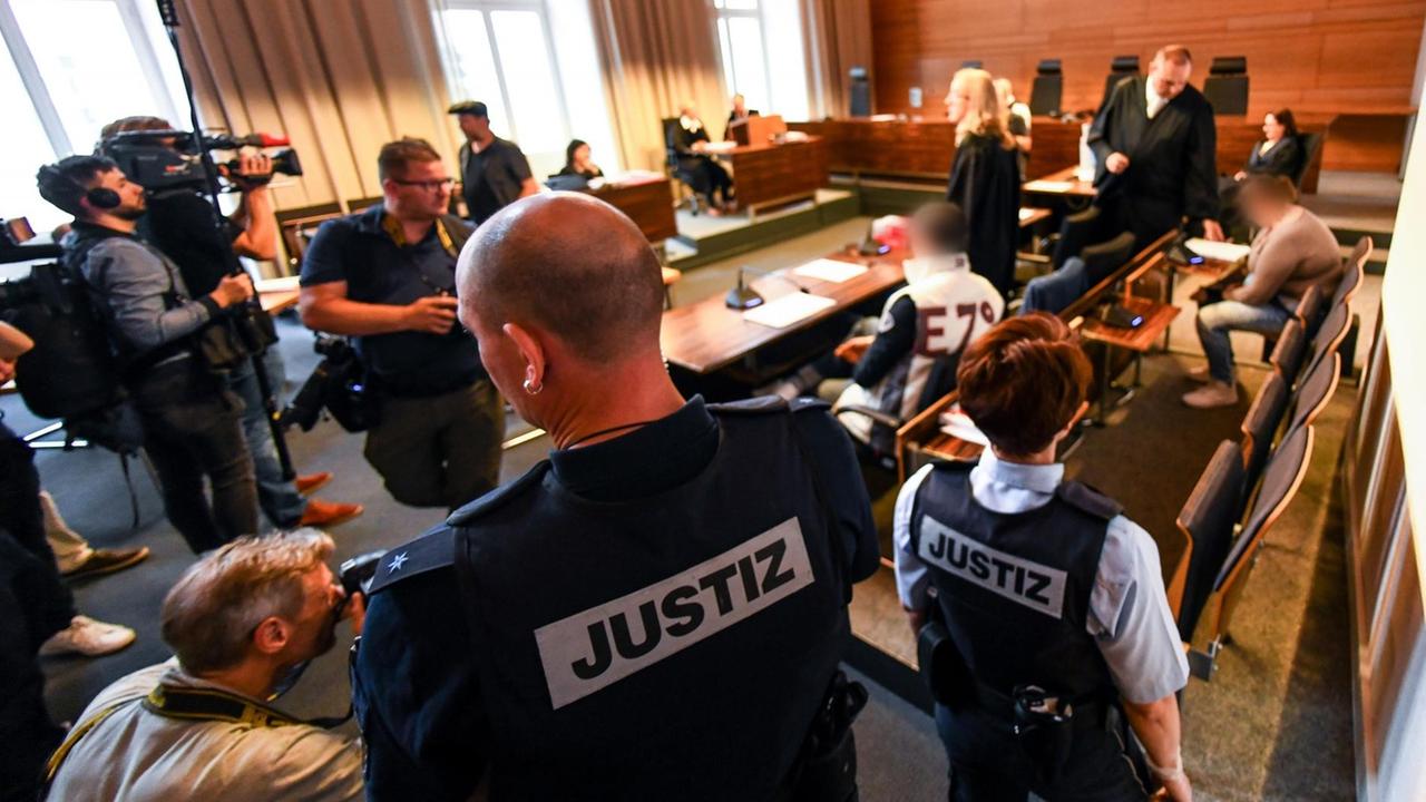 Der wegen Kindesmissbrauchs angeklagte Lebensgefährte (M, helle Weste) und die angeklagte Mutter (r) sitzen in einem Saal des Landgerichts. Zwischen ihnen stehen die Verteidiger Martina Nägele und Matthias Wagner. ACHTUNG: Angeklagte wurden auf Anweisung von Gericht und Anwälten gepixelt. Der wegen Kindesmissbrauchs angeklagte Lebensgefährte (M, helle Weste) und die angeklagte Mutter (r) sitzen in einem Saal des Landgerichts. Zwischen ihnen stehen die Verteidiger Martina Nägele und Matthias Wagner. ACHTUNG: Angeklagte wurden auf Anweisung von Gericht und Anwälten gepixelt.
