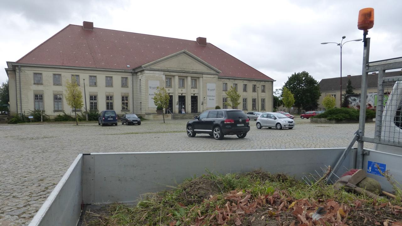 Das Kulturhaus in Mestlin nach dem Herbstputz. Das Kulturhaus in Mestlin nach dem Herbstputz.