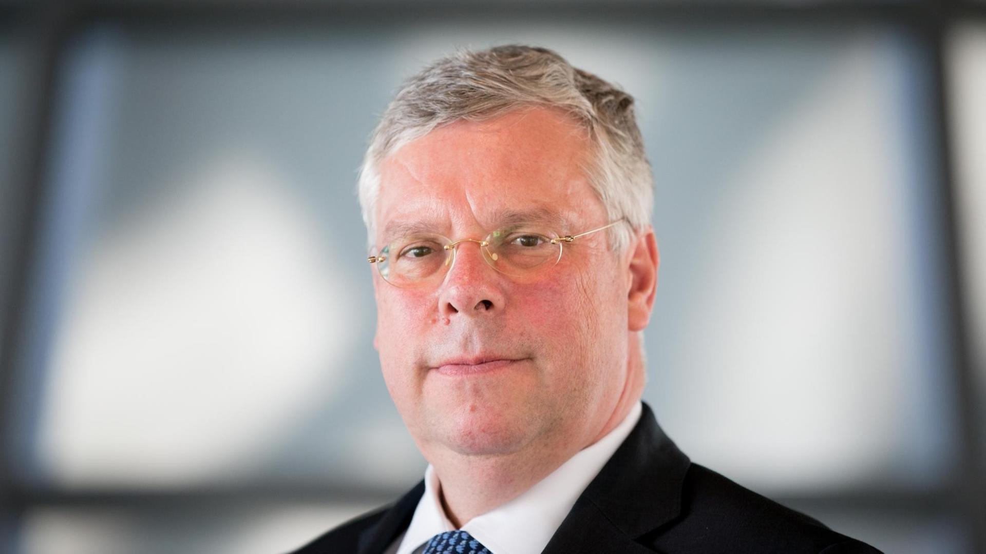 Der CDU-Bundestagsabgeordnete Jürgen Hardt blickt am 10.09.2015 im Bundestag in Berlin in die Kamera des Fotografen. Hardt ist der neue außenpolitische Sprecher der Union im Bundestag. Der CDU-Bundestagsabgeordnete Jürgen Hardt blickt am 10.09.2015 im Bundestag in Berlin in die Kamera des Fotografen. Hardt ist der neue außenpolitische Sprecher der Union im Bundestag.