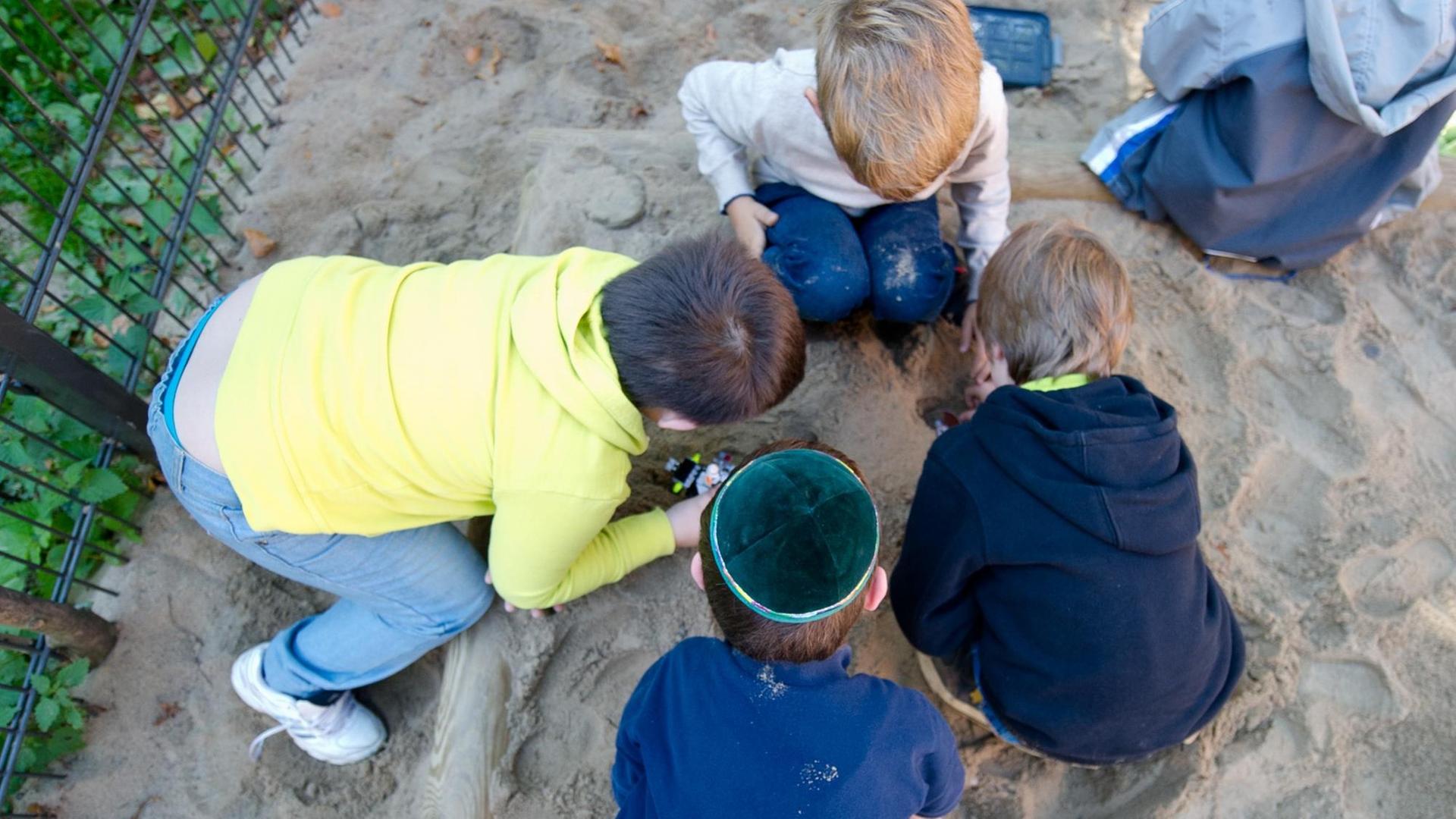 Schüler spielen auf dem Pausenhof der Talmud Tora Schule in Hamburg. Schüler spielen auf dem Pausenhof der Talmud Tora Schule in Hamburg.