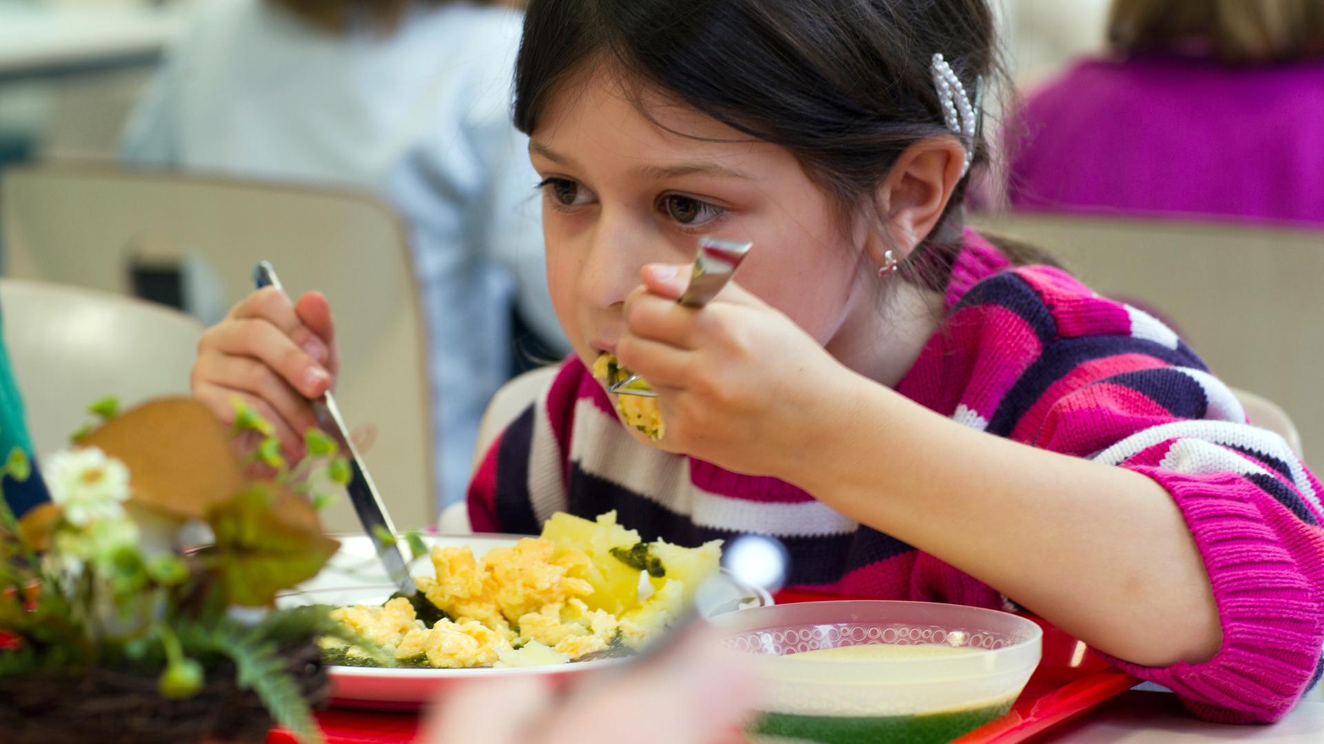 Die siebenjährige Isabelle isst am 15.11.2011 in der Mensa der Regionalen Schule in Zingst ihr Mittagessen. Die siebenjährige Isabelle isst am 15.11.2011 in der Mensa der Regionalen Schule in Zingst ihr Mittagessen.