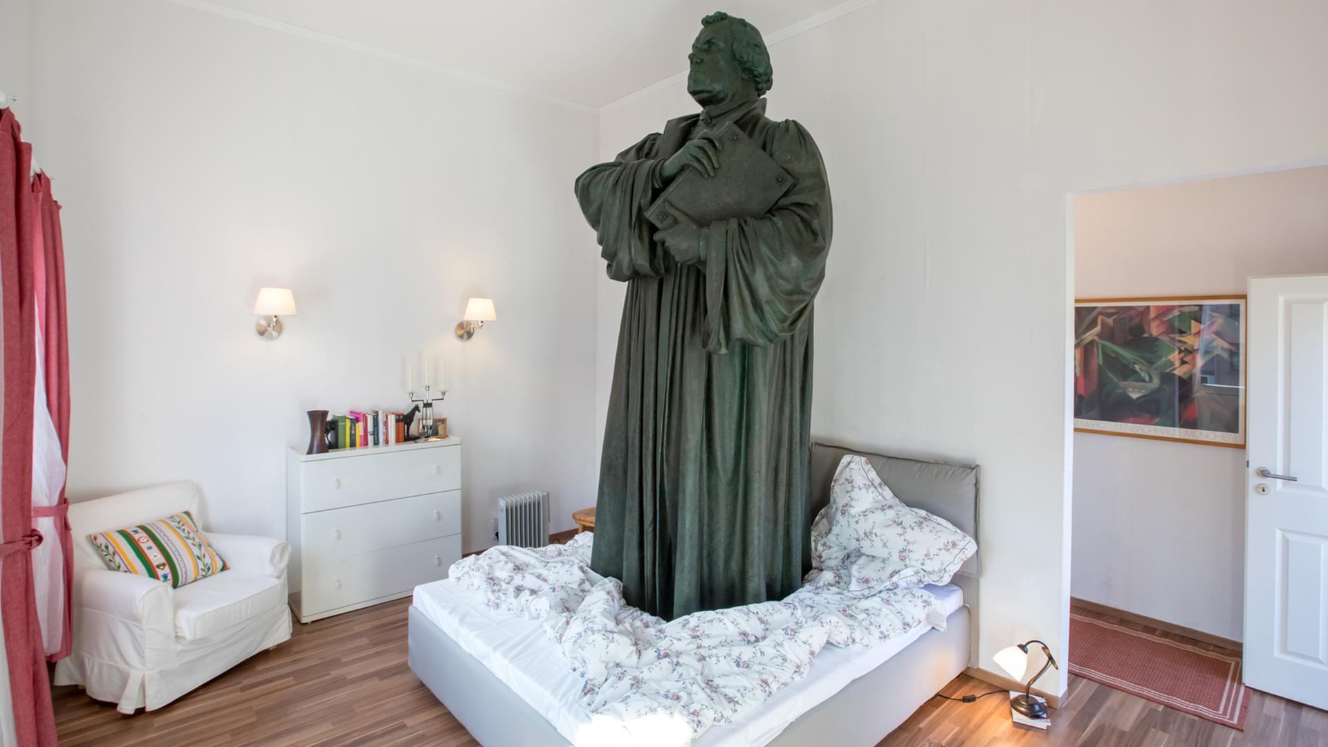 Martin Luther-Statue in dem vom japanischen Künstler gebauten Haus in Eisenach Martin Luther-Statue in dem vom japanischen Künstler gebauten Haus in Eisenach