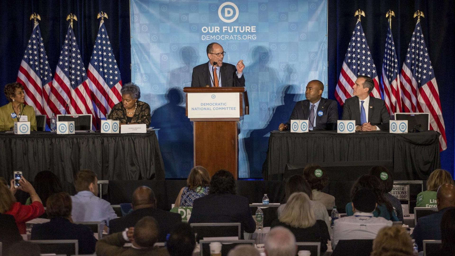 Das Bild zeigt den früheren US-Arbeitsminister Perez am Rednepult. Er hält vor seiner Wahl zum neuen Parteivorsitzenden der Demokaten eine Rede auf dem Treffen in Atlanta.