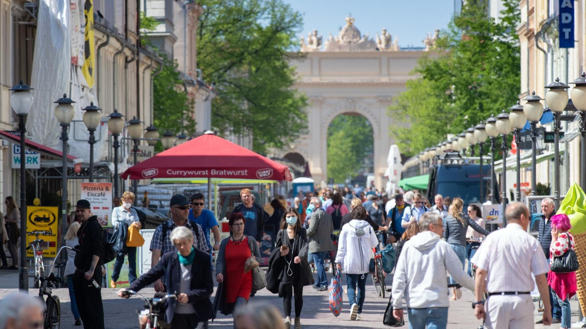 Zahlreiche Passanten schlendern mit Mundschutz durch die Innenstadt von Potsdam in Brandenburg. Zahlreiche Passanten schlendern mit Mundschutz durch die Innenstadt von Potsdam in Brandenburg.