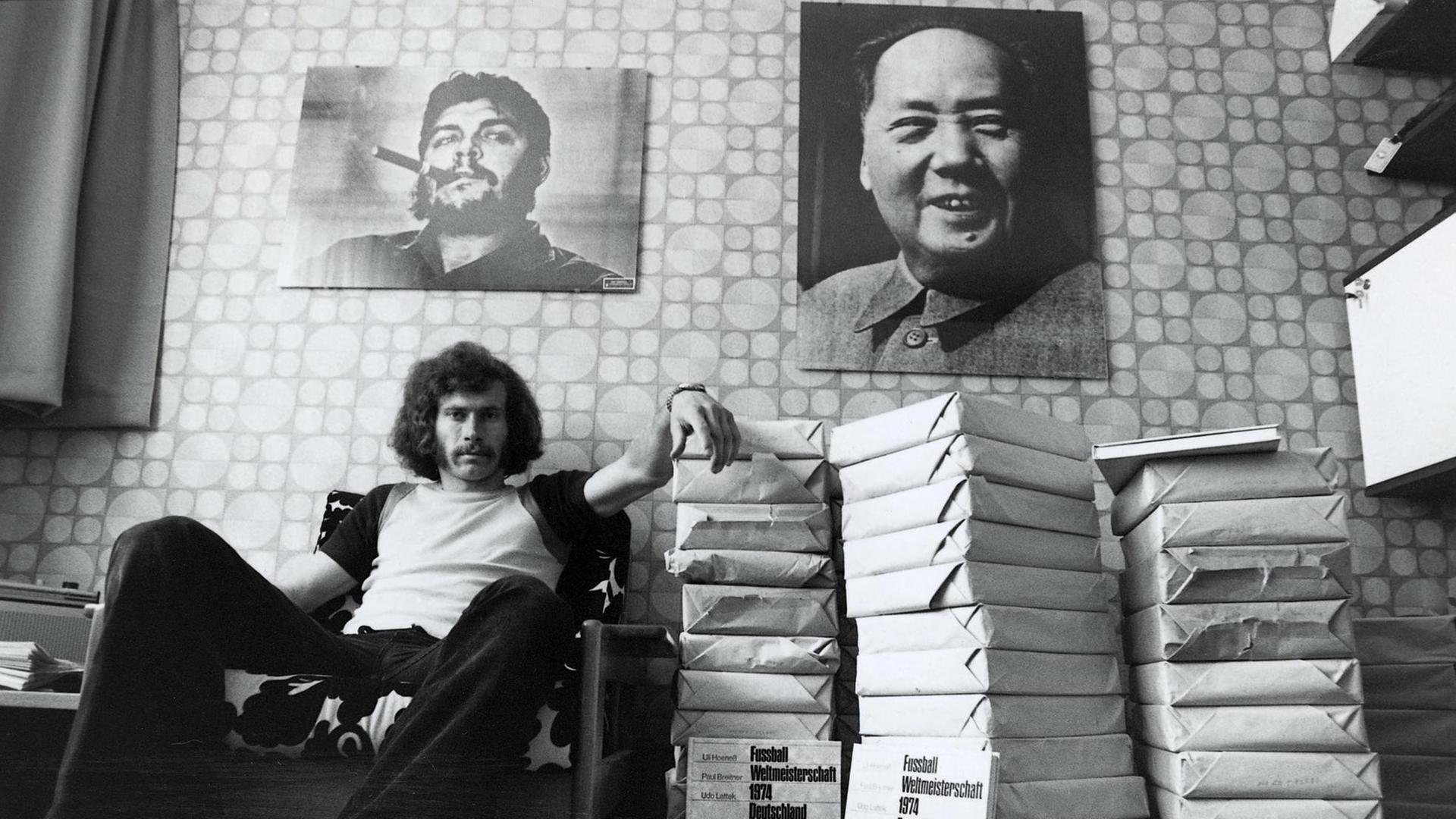 Paul Breitner sitzt nach der gewonnen WM 1974 in seinem Arbeitszimmer. Über ihm an der Wand hängt ein Bild von Che Guevara und eins von Mao Zedong. Paul Breitner sitzt nach der gewonnen WM 1974 in seinem Arbeitszimmer. Über ihm an der Wand hängt ein Bild von Che Guevara und eins von Mao Zedong.