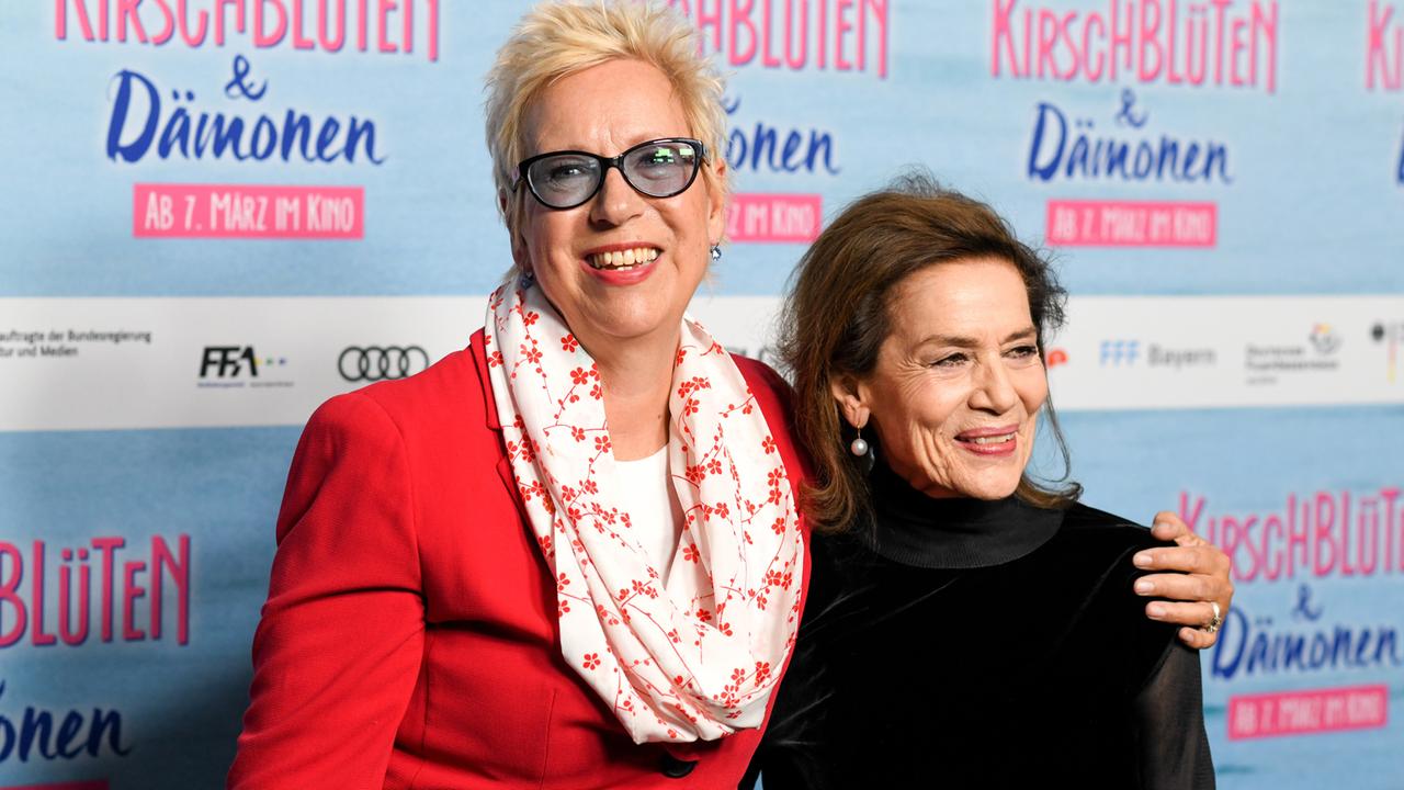 Regisseurin Doris Dörrie und Hannelore Elsner bei der Premiere des Films "Kirschblüten und Dämonen" in München
Regisseurin Doris Dörrie und Hannelore Elsner bei der Premiere des Films "Kirschblüten und Dämonen" in München