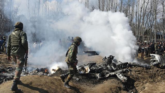 Indische Soldaten untersuchen die Überreste eines abgestürzten Hubschraubers der indischen Luftwaffe im Distrikt Srinagar/Kaschmir