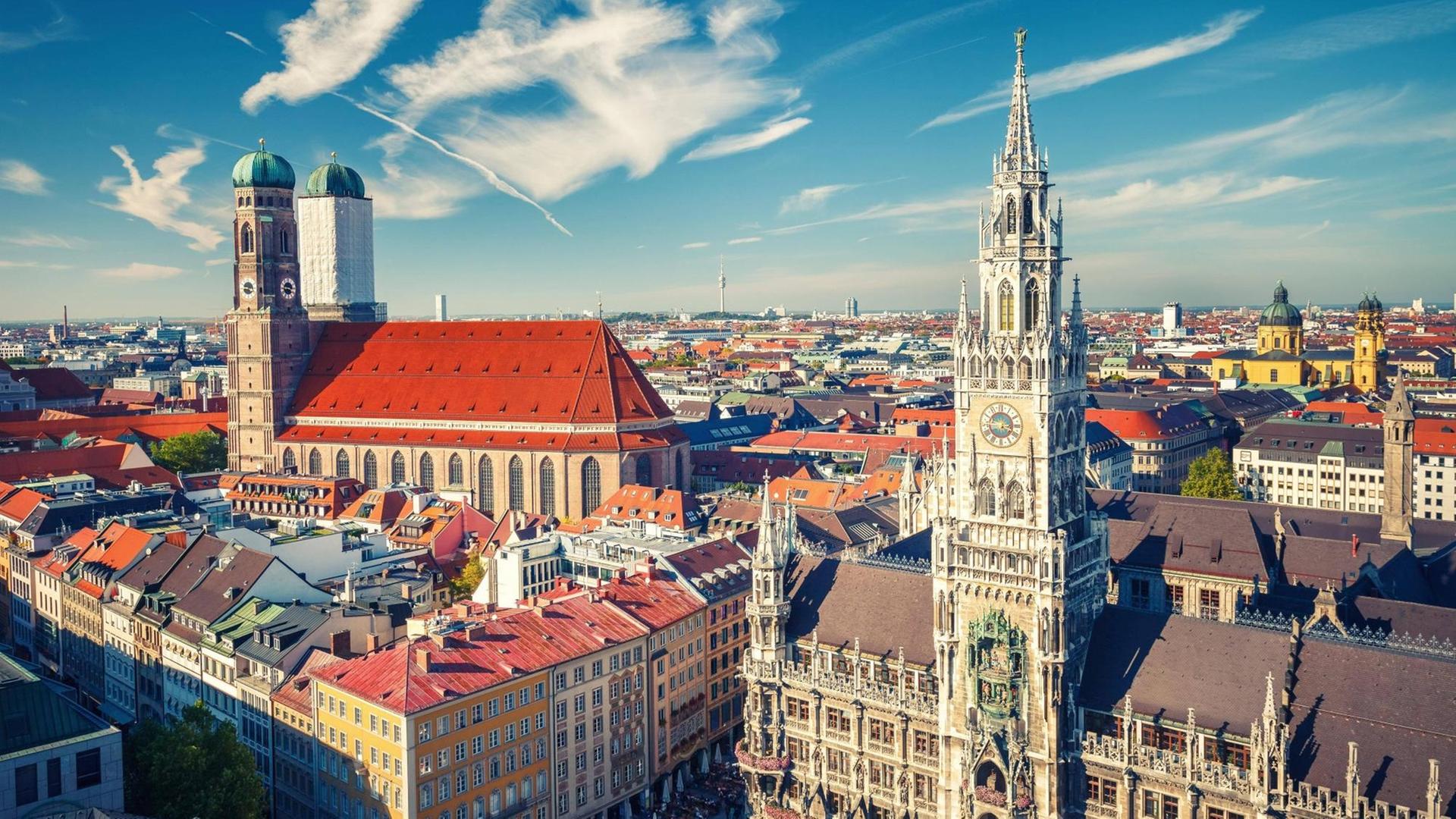 Blick auf die Münchener Innenstadt mit den Türmen der Frauenkirche. Blick auf die Münchener Innenstadt mit den Türmen der Frauenkirche.