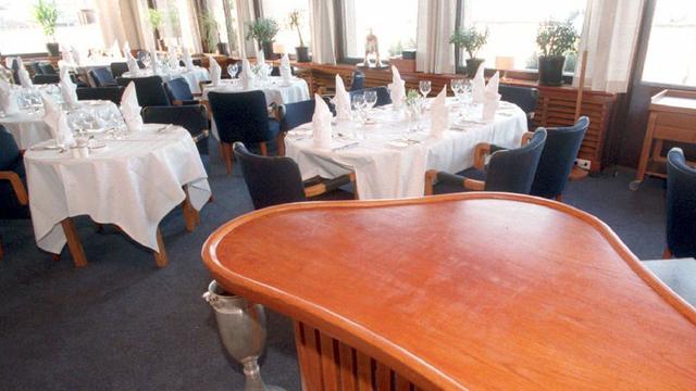 Eingedeckte Tische im Ravintola (=Restaurant) Savoy in Helsinki, aufgenommen am 05.02.1996. Die Inneneinrichtung von 1937, entworfen von dem finnischen Architekten Alvar Aalto, ist komplett erhalten geblieben.