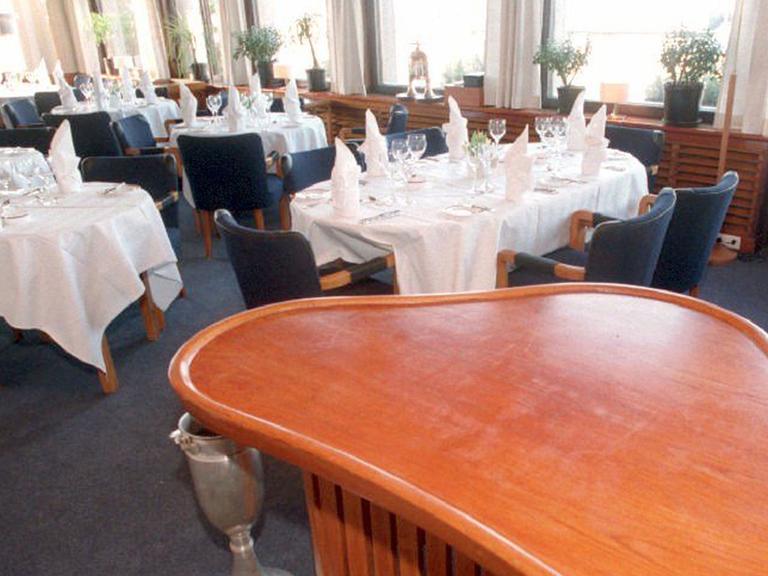 Eingedeckte Tische im Ravintola (=Restaurant) Savoy in Helsinki, aufgenommen am 05.02.1996. Die Inneneinrichtung von 1937, entworfen von dem finnischen Architekten Alvar Aalto, ist komplett erhalten geblieben.
