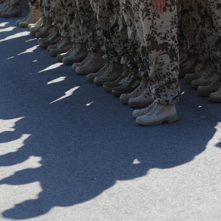 Schatten von Soldaten des Jägerbataillons 292 sind beim Rückkehrappell in der Fürstenberg-Kaserne in Donaueschingen auf dem Boden zu sehen.