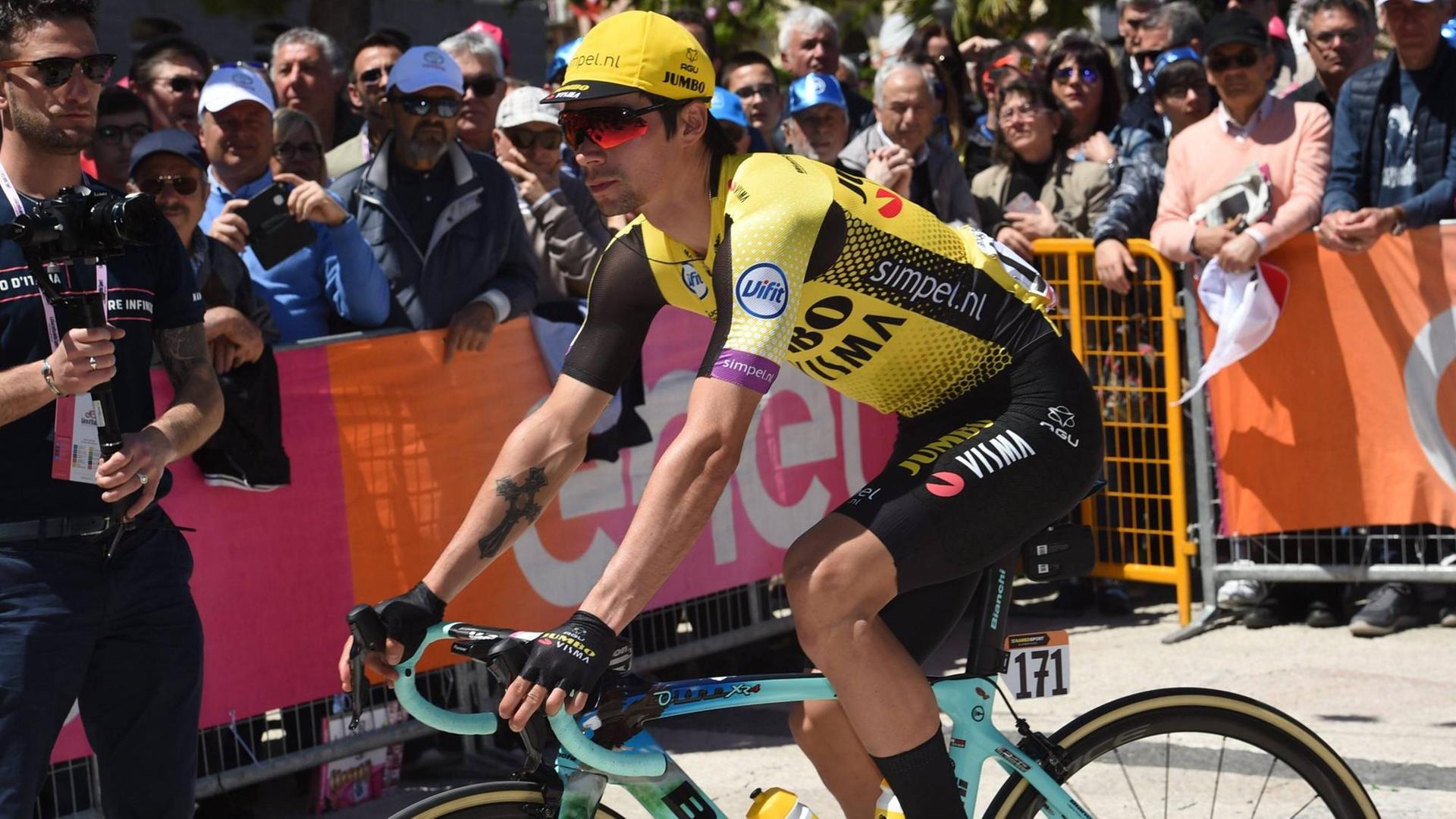 Primoz Roglic (Team Jumbo-Visma) während einer Etappe beim Giro d'Ialia 2019 Primoz Roglic (Team Jumbo-Visma) während einer Etappe beim Giro d'Ialia 2019