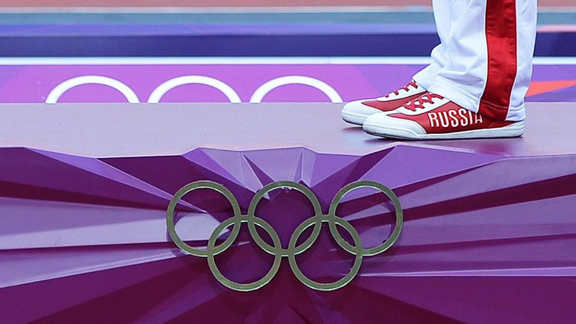 Eine russische Sportlerin erhält bei den Olympischen Spielen in London die Goldmedaille.