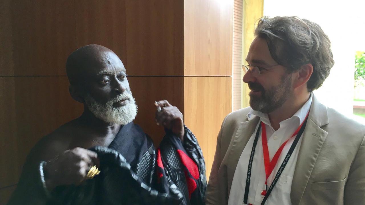 Der ghanaische Chief Barima Akwatia II.(li.) im Gespräch mit Stephan Detjen. Der ghanaische Chief Barima Akwatia II.(li.) im Gespräch mit Stephan Detjen.