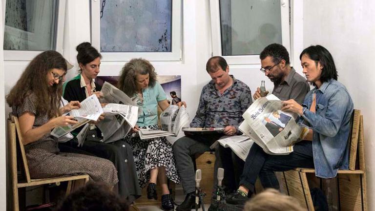 Der Cottbusser Chor: Laura Mello, Lucille Desamory, Margarete Kammerer, Aaron Snyder, Eduard Mont de Palol, Rico Repotente (v.lks.). Nicht im Bild: Yusuf Ergün. Der Cottbusser Chor: Laura Mello, Lucille Desamory, Margarete Kammerer, Aaron Snyder, Eduard Mont de Palol, Rico Repotente (v.lks.). Nicht im Bild: Yusuf Ergün.