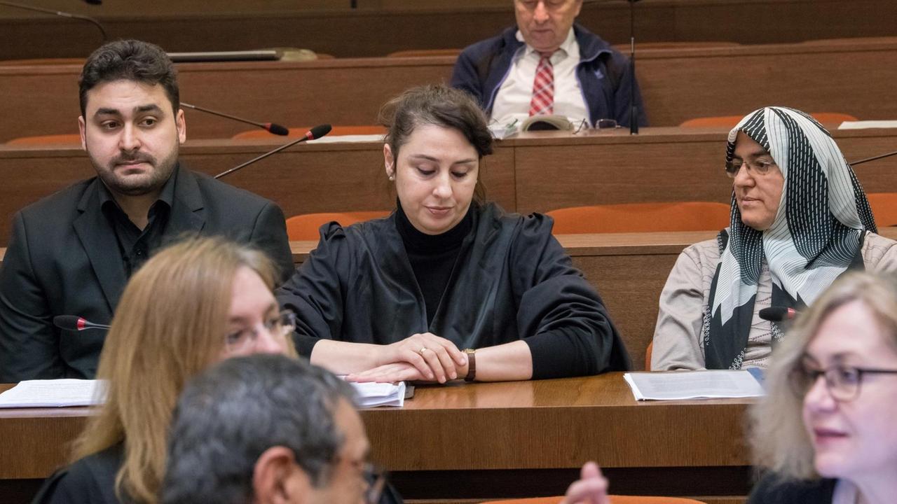 Die Nebenkläger Abdulkerim Simsek (l), Sohn des am 09.09.2000 in Nürnberg erschossenen Enver Simsek und die Schwiegermutter Adile Simsek (r) des Verstorbenen sitzen am 09.01.2018 im Oberlandesgericht in München (Bayern) im Gerichtssaal neben ihrer Anwältin Seda Basay-Yildiz (M). Die Nebenkläger Abdulkerim Simsek (l), Sohn des am 09.09.2000 in Nürnberg erschossenen Enver Simsek und die Schwiegermutter Adile Simsek (r) des Verstorbenen sitzen am 09.01.2018 im Oberlandesgericht in München (Bayern) im Gerichtssaal neben ihrer Anwältin Seda Basay-Yildiz (M).