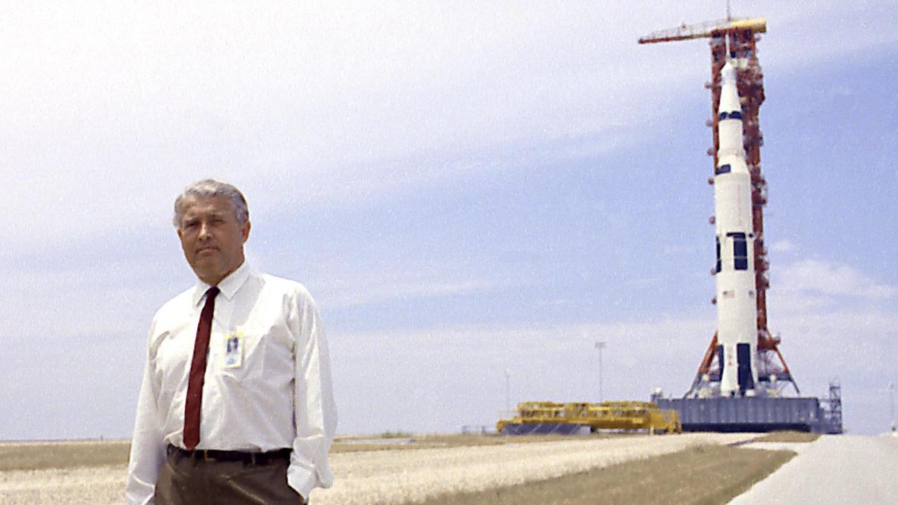 Wernher von Braun (1912-1977) am 1. Juli 1969 auf einem freien Feld, im Hintergrund eine Rakete in ihrem Startgestell. Wernher von Braun (1912-1977) am 1. Juli 1969 auf einem freien Feld, im Hintergrund eine Rakete in ihrem Startgestell.