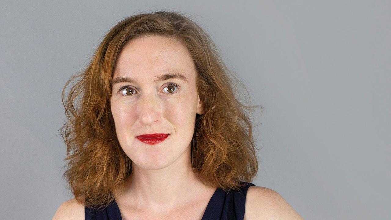 Die Schriftstellerin Nora Bossong in einem schwarzen Shirt mit angewinkeltem Arm Die Schriftstellerin Nora Bossong in einem schwarzen Shirt mit angewinkeltem Arm