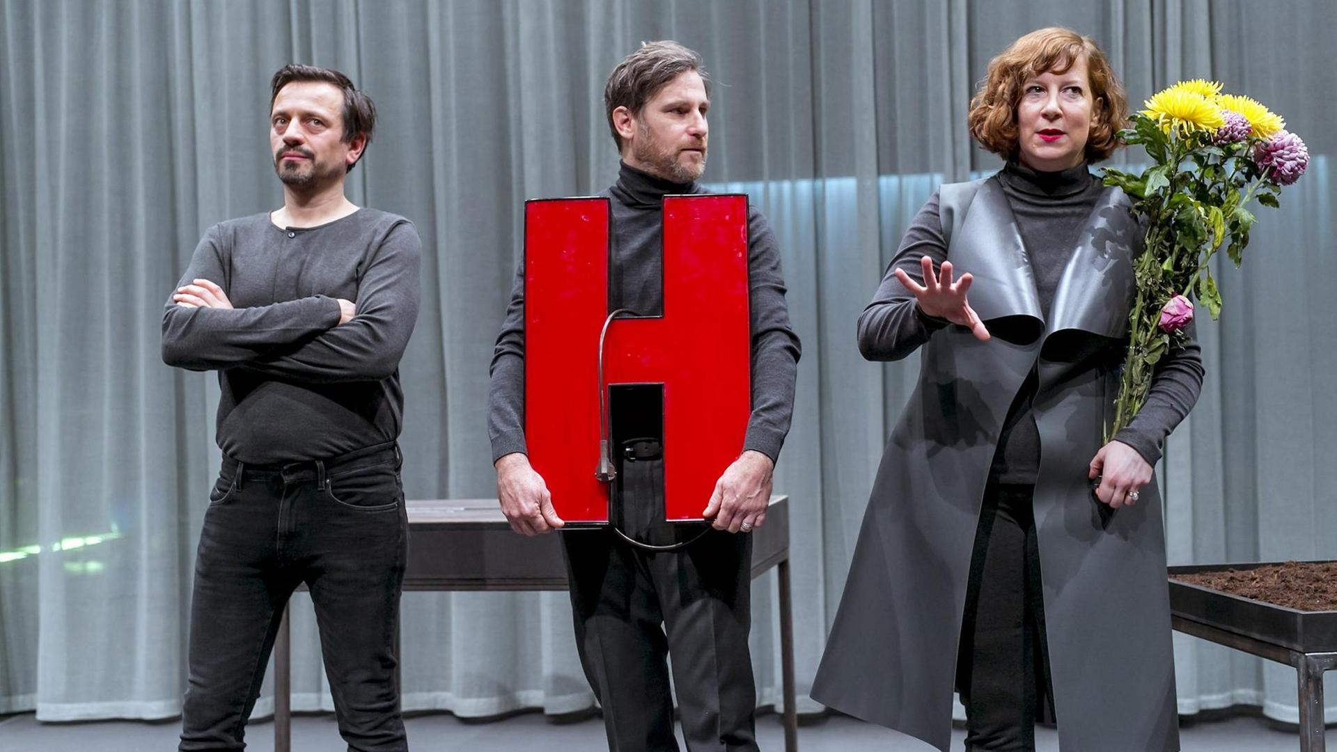 Szene aus dem Stück "HEIMAT reloaded" von Hans-Werner Kroesinger und Regine Dura. Szene aus dem Stück "HEIMAT reloaded" von Hans-Werner Kroesinger und Regine Dura.