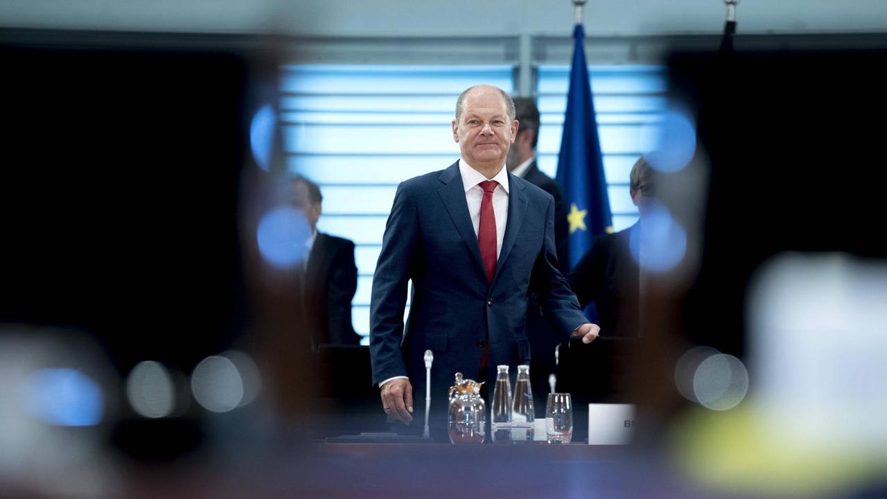 Der SPD-Politiker, Kanzlerkandidat und Finanzminister Olaf Scholz am Kabinettstisch der Bundesregierung. Der SPD-Politiker, Kanzlerkandidat und Finanzminister Olaf Scholz am Kabinettstisch der Bundesregierung.