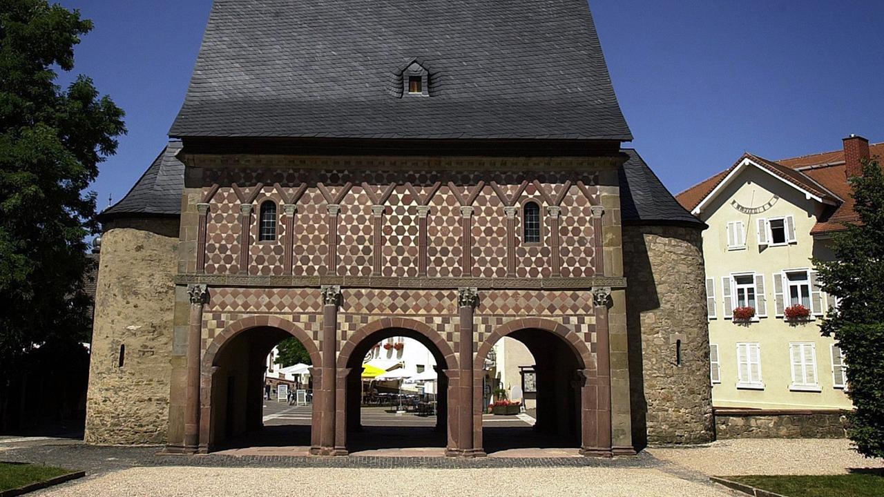 Die kleine Halle des Klosters in Lorsch. Das Kloster gehört zu den ältesten Bauwerken in Deutschland und wurde 1991 zum Weltkulturerbe erklärt. Das Gebäude aus dem 9. Jahrhundert war einst Teil des Reichsklosters Lorsch. Die kleine Halle des Klosters in Lorsch. Das Kloster gehört zu den ältesten Bauwerken in Deutschland und wurde 1991 zum Weltkulturerbe erklärt. Das Gebäude aus dem 9. Jahrhundert war einst Teil des Reichsklosters Lorsch.
